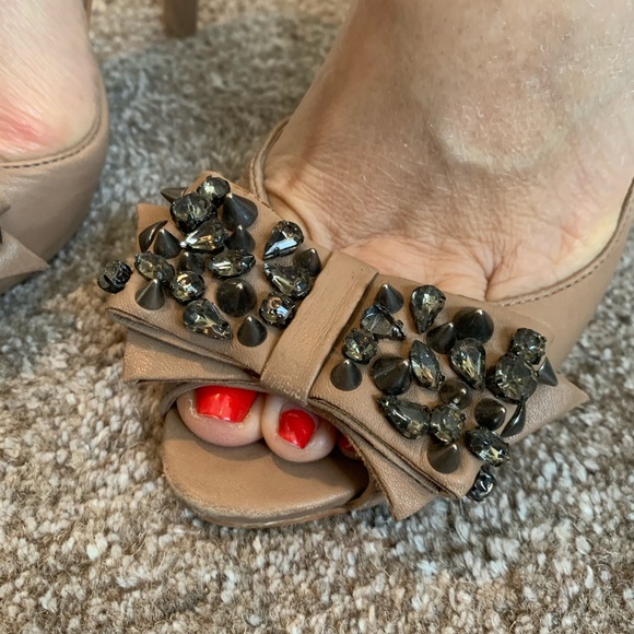 Tan leather pumps with embellished bow - Picture 2 of 6